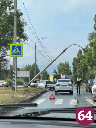 Под Саратовом автомобиль сбил женщину и врезался в столб