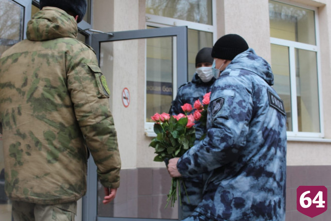 Росгвардейцы передали пациенткам роддома букеты ко Дню матери