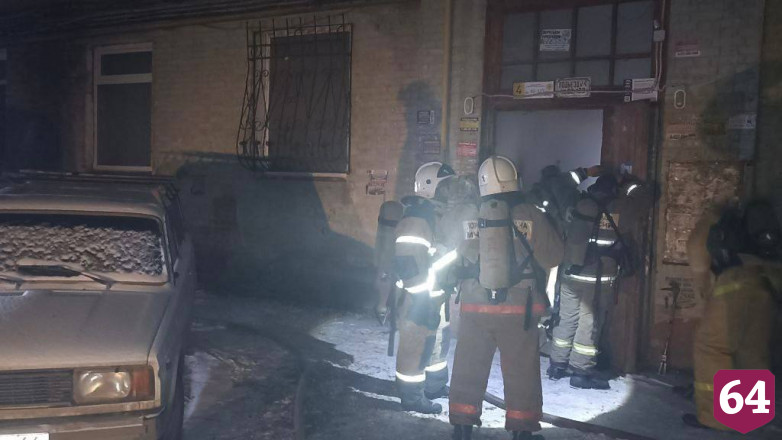В Саратове из горящего дома эвакуировали 12 человек