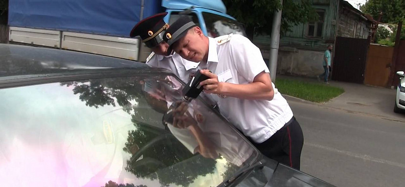 В Саратове за тонировку наказали 200 водителей