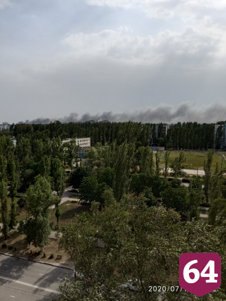 Микрорайон заволокло дымом из-за пожара в промзоне