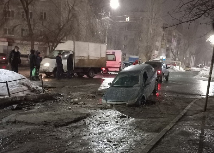 В Саратове несколько автомобилей провалились в дорожные ямы 