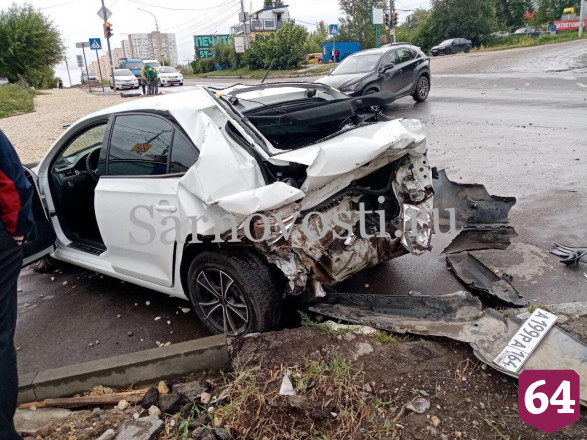 В аварии на Антонова пострадали женщина с ребенком и собака