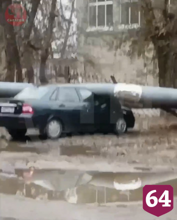 В Саратове трубой теплотрассы придавило 9 автомобилей