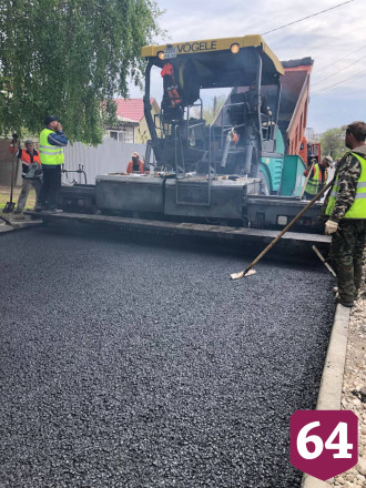 В Саратове асфальтируют дорогу к новой поликлинике