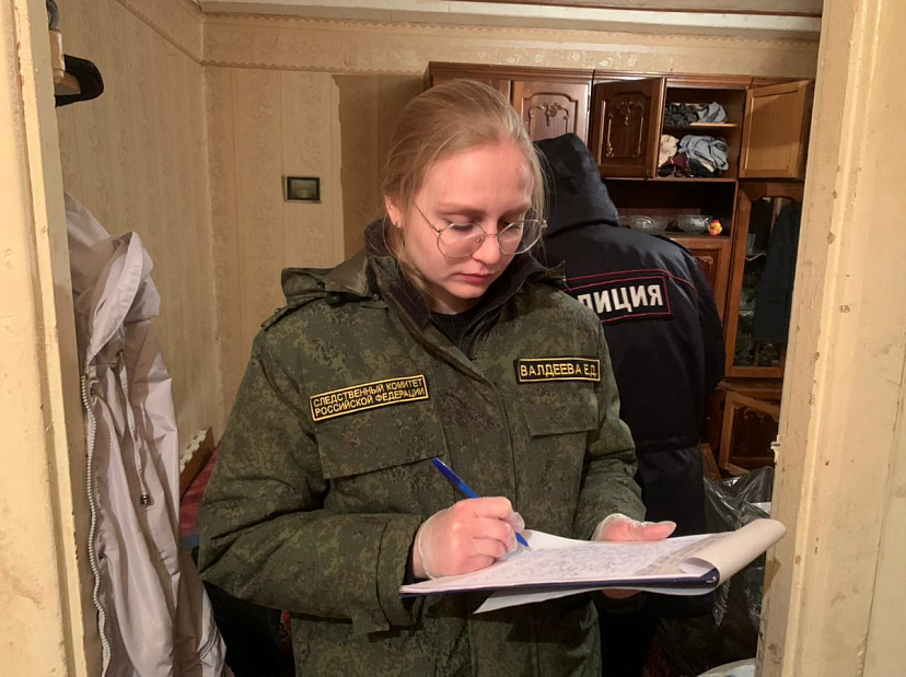 В квартире под Саратовом нашли труп мужчины с кровоподтеками