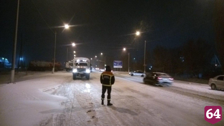 Спасатели эвакуируют застрявших на саратовских трассах людей
