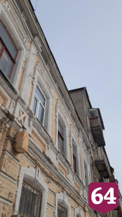 После публикации «Региона 64» крышу очистили от опасных ледяных глыб