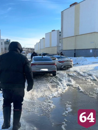 В Саратове автомобили из-за частых прорывов утопают в снежной каше 