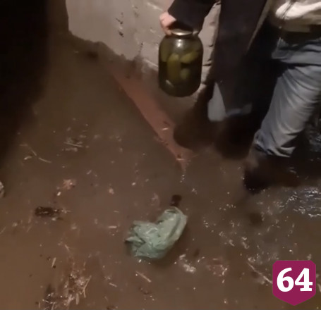 Подвал жилого дома в Саратове двое суток заливает водой