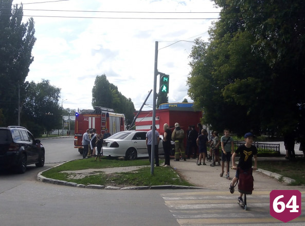 Иномарка из свадебного кортежа влетела в торговый павильон