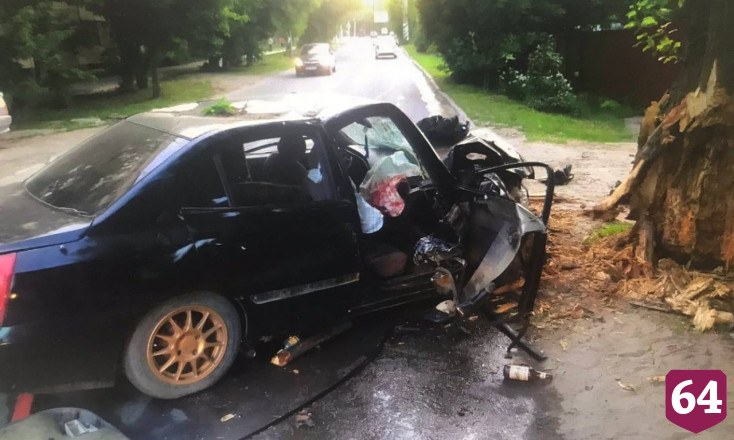 Четыре человека пострадали в ДТП с деревом на Новоузенской