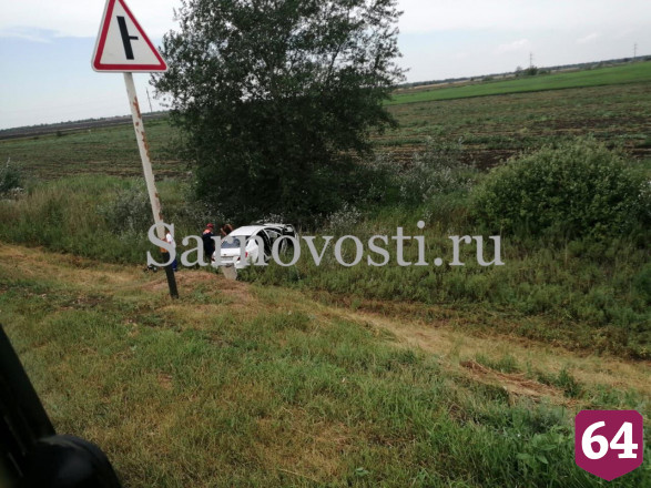 Водитель иномарки слетел с трассы и сломал ногу в двух местах