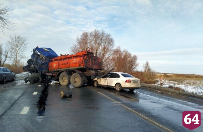 В аварии с грузовиками и легковым автомобилем погибли 2 человека