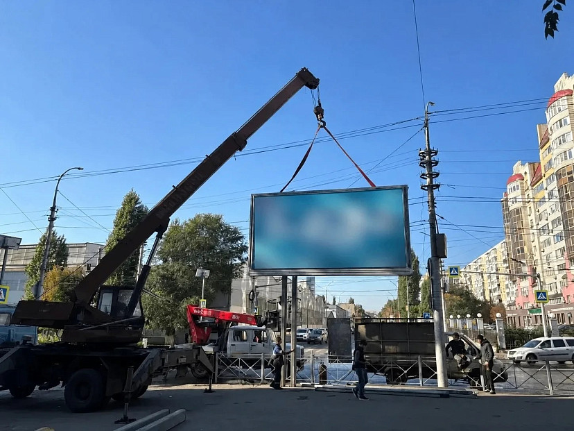 В Саратовской области сносят незаконные торговые и рекламные конструкции