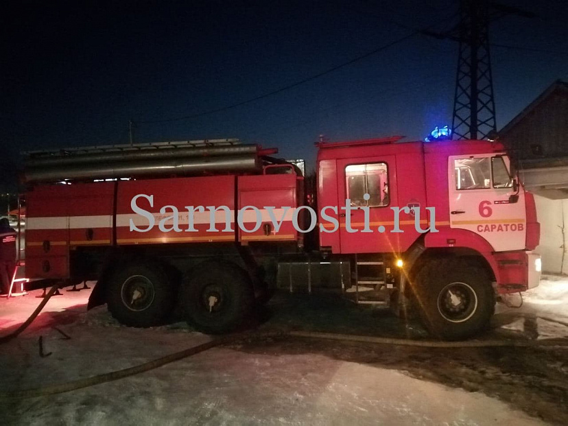В Саратове сгорел гараж с иномаркой