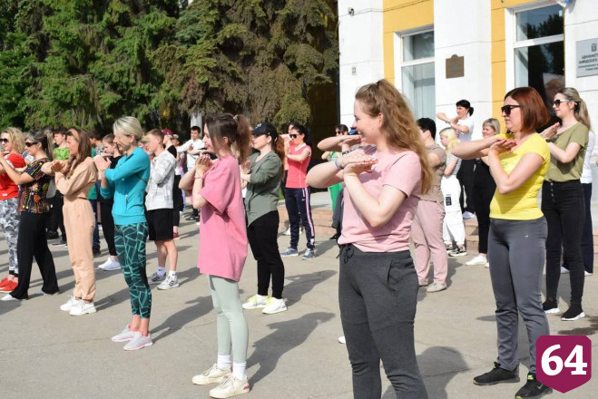 Глава Саратова вышел на зарядку с силачом