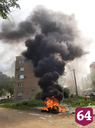 Неизвестные подожгли автошины во дворе жилого дома