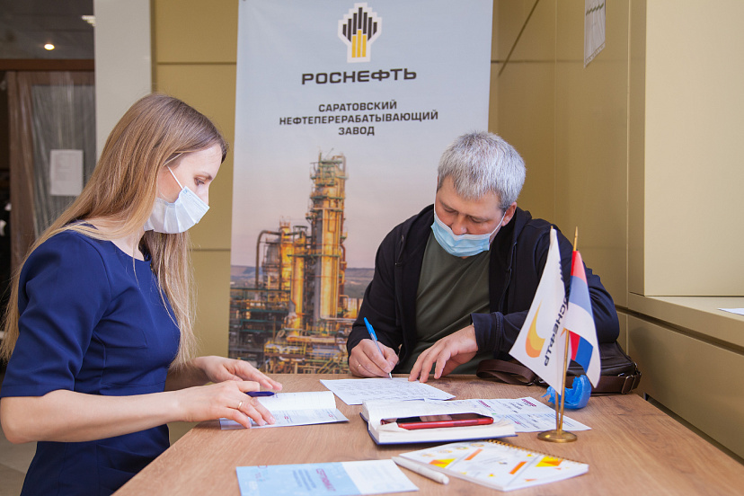 Сотрудникам Саратовского НПЗ сделали прививку от коронавируса