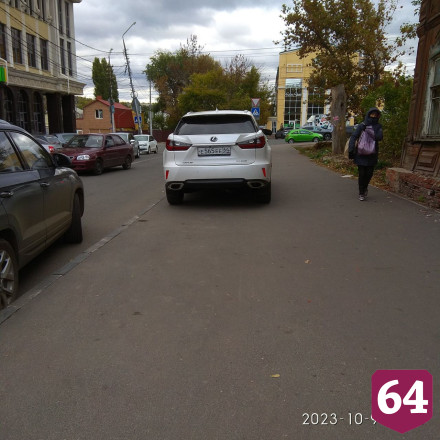 Внедорожники массово паркуются на тротуаре в центре Саратова