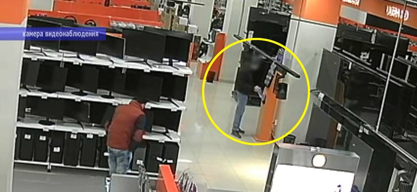 Серийный похититель техники из магазина в Энгельсе попал на камеры