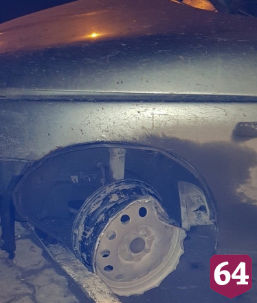 Пьяный водитель на «Ладе» без колеса врезался в мусоровоз и «Мазду»