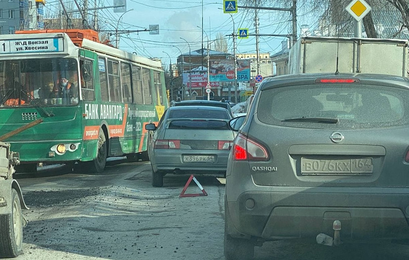 ДТП парализовало движение в центре Саратова