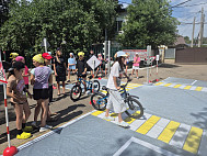 По Саратовской области курсирует первый мобильный детский автогородок