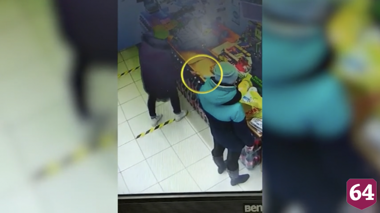 Кража очков у продавца магазина в Солнечном попала на камеры