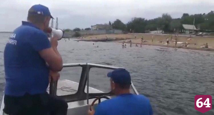 Спасатели в громкоговоритель попросили саратовцев не выпивать на пляже
