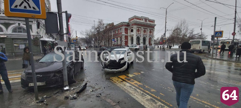 Иномарку вынесло на тротуар у Театральной площади