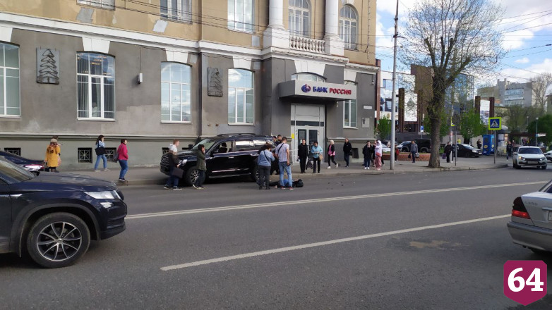 В центре Саратова мужчину задавил внедорожник