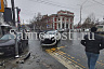 Иномарку вынесло на тротуар у Театральной площади