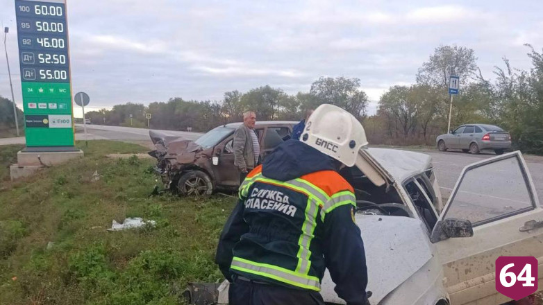 Водитель «Лады» разбился в ДТП под Саратовом 