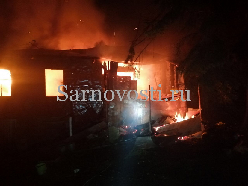 Пожарные потушили полыхающий дом в Саратове