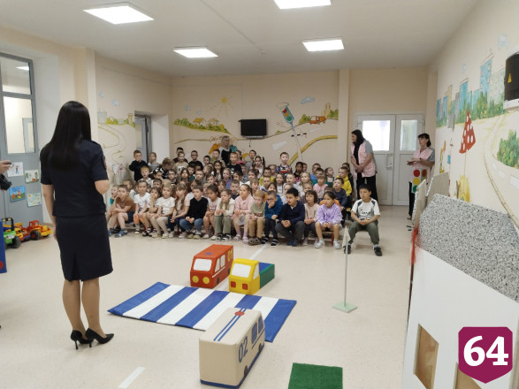 Саратовских дошколят учат безопасной езде на самокатах