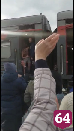 Мобилизованные спели с поезда «Катюшу» с жителями Саратовской области