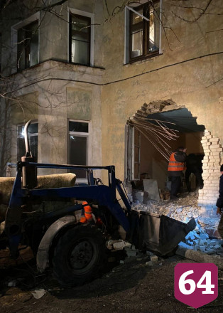 В Саратове грузовик с пьяным водителем въехал в дом