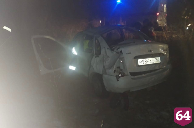 Под Саратовом женщина опрокинула «Ладу» в кювет