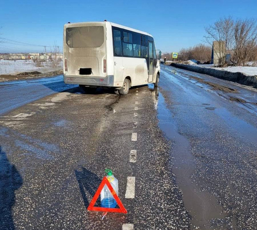В Саратове маршрутка по пути на СТО столкнулась с «Мерседесом»