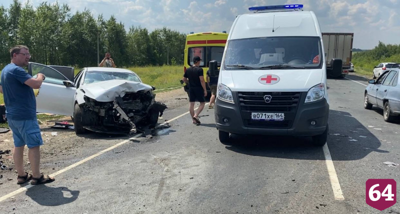 В массовом ДТП на саратовской трассе разбились 11 человек