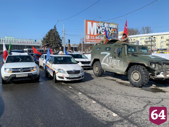 В Саратове развернули 200-метровую копию Знамени Победы