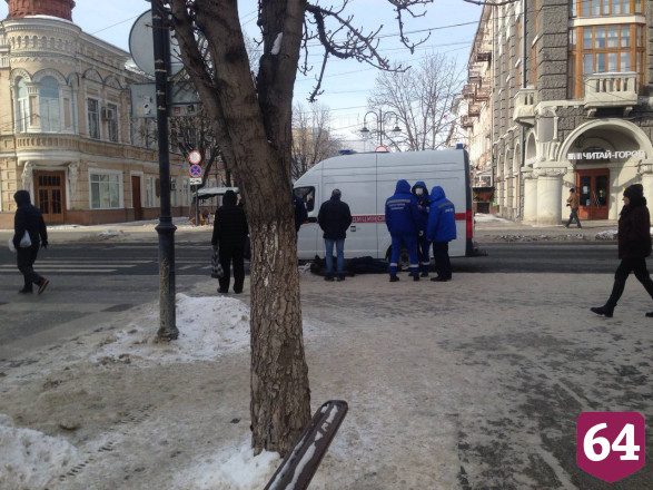 На улице в центре Саратова умер мужчина