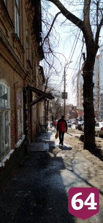 В центре Саратова пешеходам угрожает обрушение аварийного дома