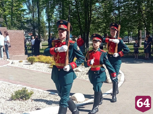 На открытии обновленного мемориала героям прогремел трехкратный залп