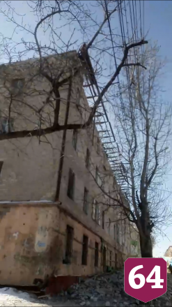 В Саратове прохожих едва не завалило кирпичами с расселенного дома