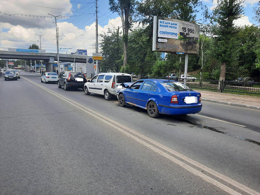Женщина покалечилась в массовом ДТП в Саратове