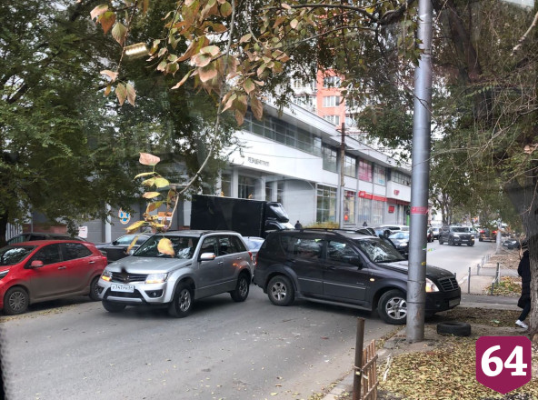 Столкнувшиеся иномарки блокировали движение троллейбусов в центре Саратова