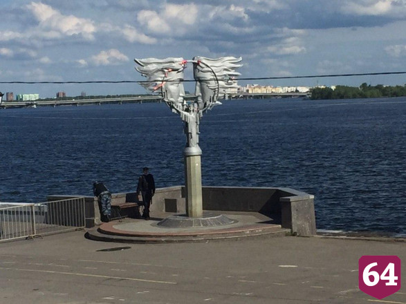 Жители Саратова не оставляют попыток погулять у ротонды 