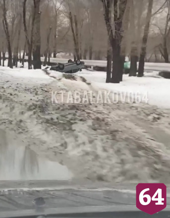 Автомобиль пролетел между деревьями и опрокинулся на крышу